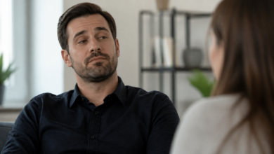Erwachsener Mann mit subtil angespanntem Gesichtsausdruck im Gespräch als seriöses Beitragsbild zu narzisstischer Mimik und Warnsignalen