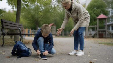 Übermäßige Fürsorge bei Kindern: Ein Kind versucht selbstständig die Schuhe zu binden, während ein Elternteil gleich eingreifen will.